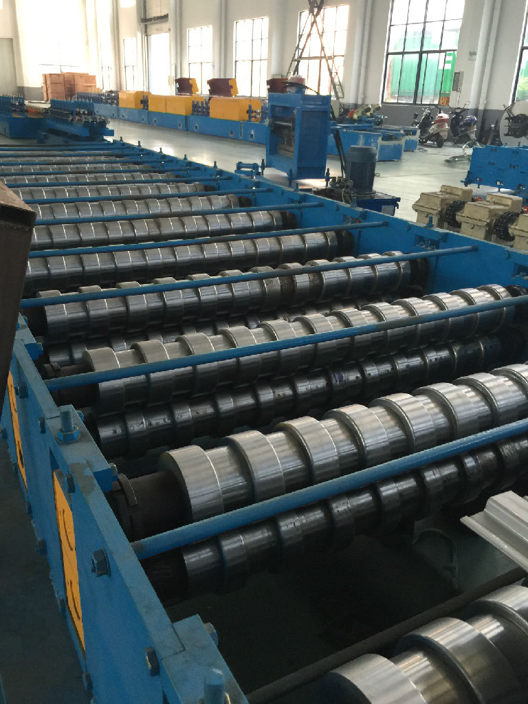 金屬異型材冷彎成型設備 驅(qū)動太陽能與軌道行業(yè)精密制造的核心動力